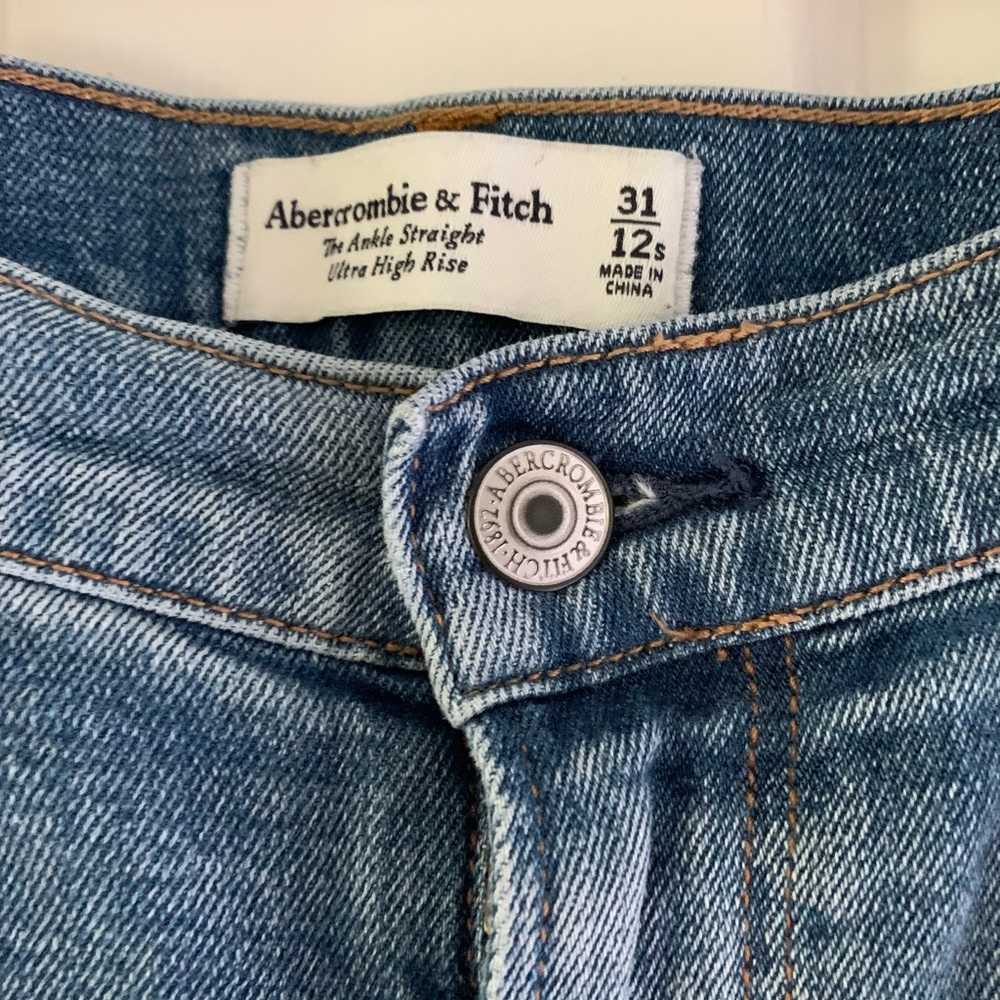 A&F The Ankle Straight Ultra High Rise